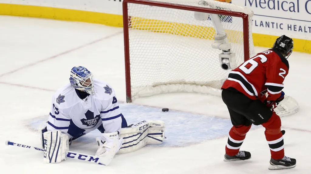 Patrik Eliáš překonává z nájezdu brankáře Toronta