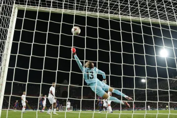 Sevilla dostává třetí gól v zápase s Barcelonou