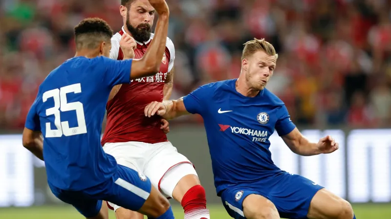 Tomáš Kalas (vpravo) v dresu Chelsea v přípravě proti Arsenalu