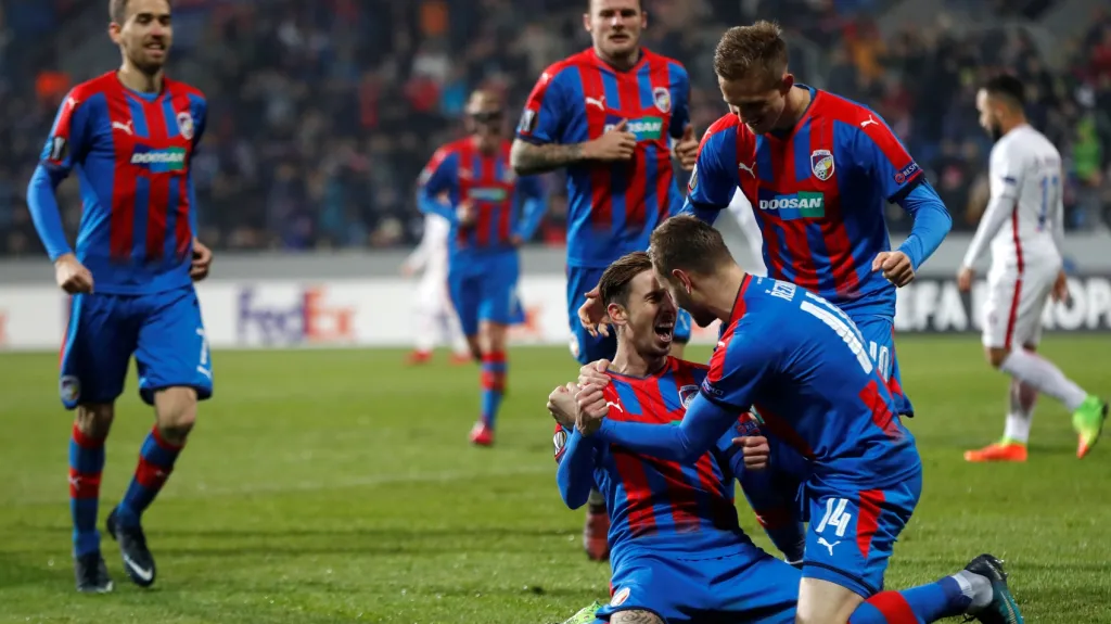 Milan Petržela (na kolenou) se raduje se spoluhráči z Plzně z gólu