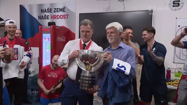 Prezident Petr Pavel na návštěvě v kabině mistrů světa