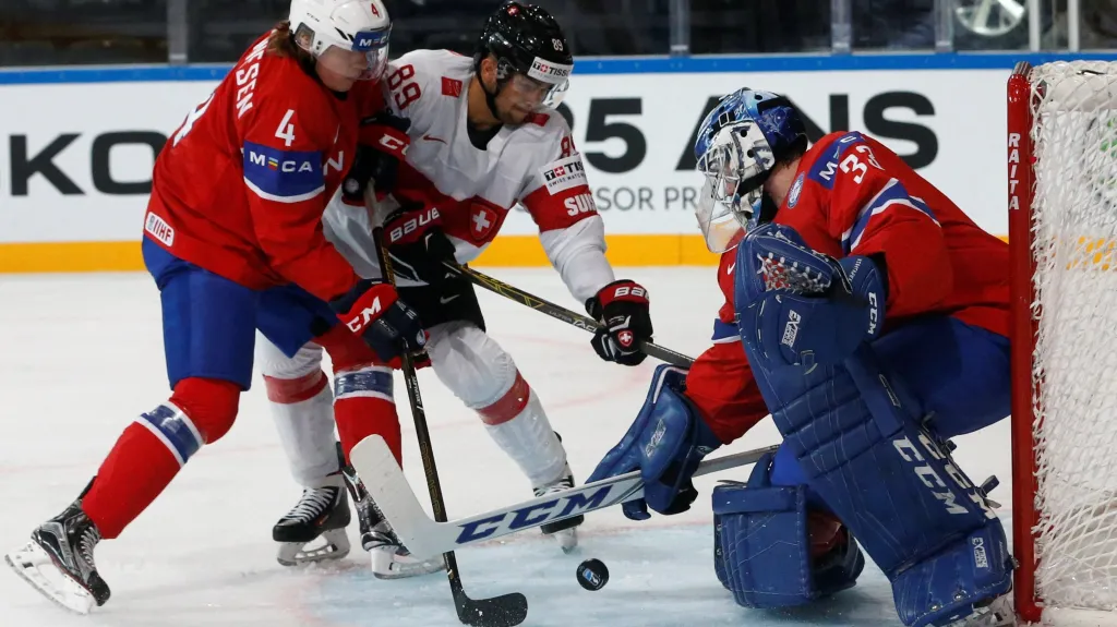 Norský brankář Henrik Haukeland v akci proti Švýcarsku