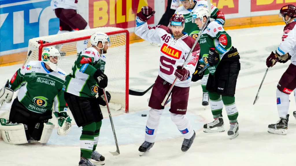 Petr Kumstát ze Sparty se raduje z branky do sítě Varů