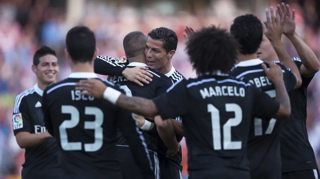 Hráči Realu se radují z Ronaldova gólu