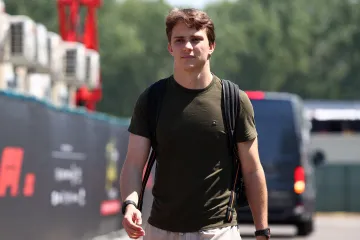 Vedoucí muž seriálu F1 Oscar Piastri před závodem v Imole