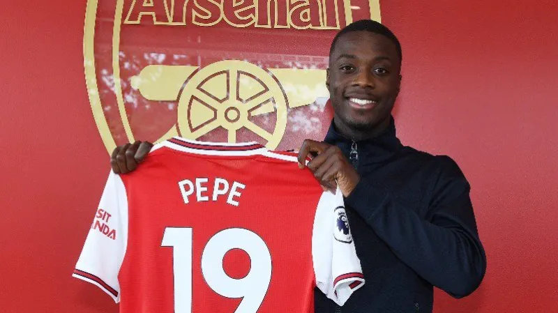 Nicolas Pépé pózuje s dresem Arsenalu
