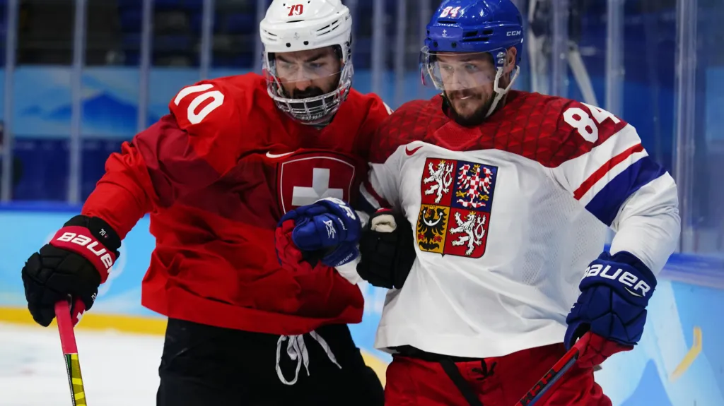 Tomáš Kundrátek (vpravo) v utkání se Švýcarskem
