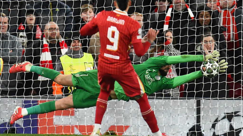 Gianluigi Donnarumma chytá penaltu Darwina Núňeze