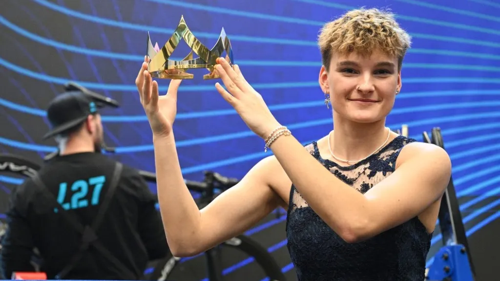 Iveta Miculyčová s trofejí pro Královnu cyklistiky 2022