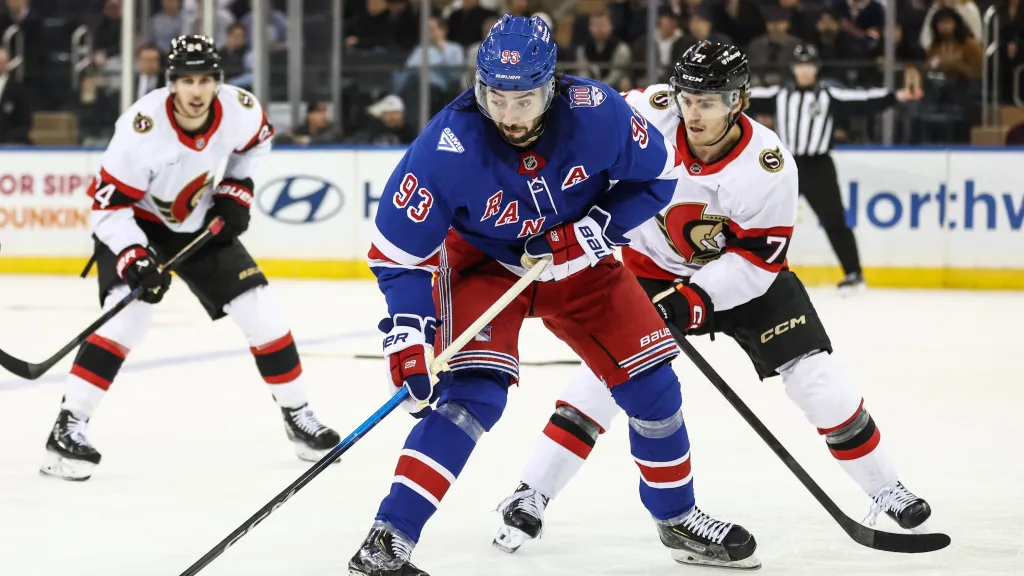 Mika Zibanejad z NY Rangers v utkání proti Ottawě