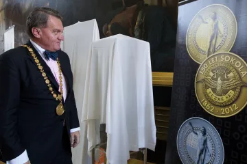 Bohuslav Svoboda při představení pamětních mincí Sokola