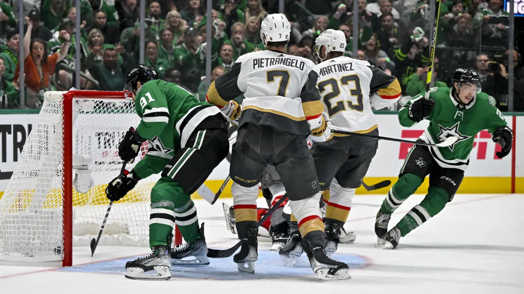 Jason Robertson z Dallasu střílí gól do sítě Vegas