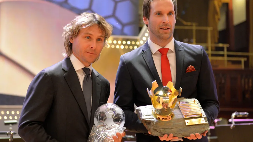 Pavel Nedvěd a Petr Čech přebírají ocenění
