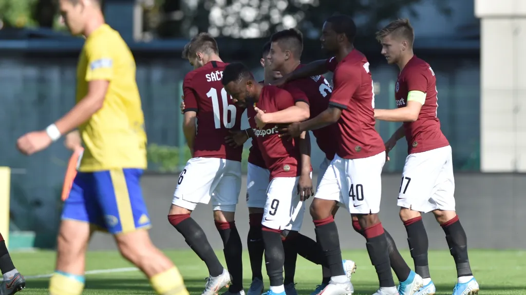 Fotbalisté Sparty se radují z gólu ve Zlíně
