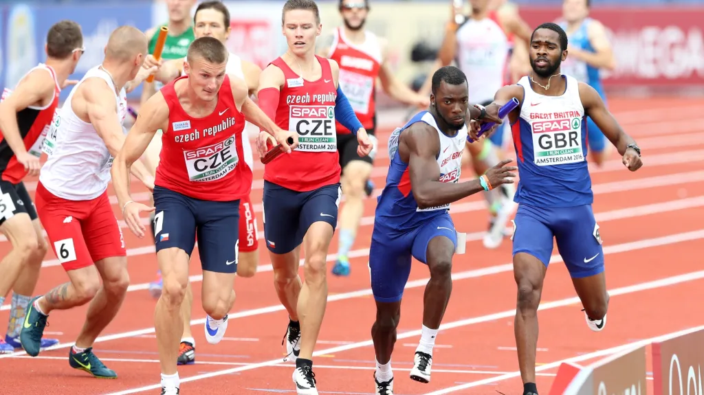 Pavel Maslák předává štafetový kolík Michalu Desenskému během mistrovství Evropy
