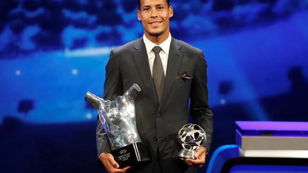Virgil van Dijk s trofejemi na ceremoniálu UEFA