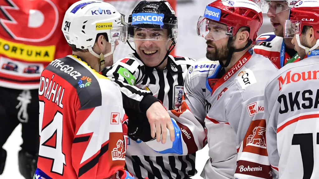 Radek Smoleňák (vpravo) ve strkanici s Janem Zdráhalem