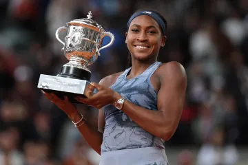 Coco Gauffová s trofejí pro vítězku Roland Garros