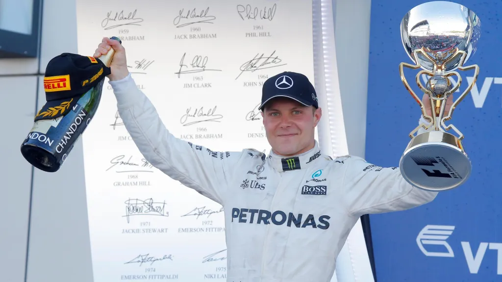Valtteri Bottas z Mercedesu slaví triumf ve VC Ruska