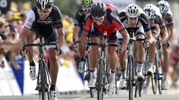 Fabian Cancellara a Greg van Avermaert sprintují o druhé místo