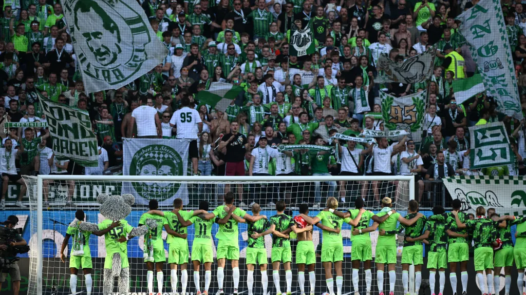 Hráči Wolfsburgu slaví s fanoušky