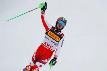 Marcel Hirscher z Rakouska se raduje z vítězství ve slalomu na MS v Aare