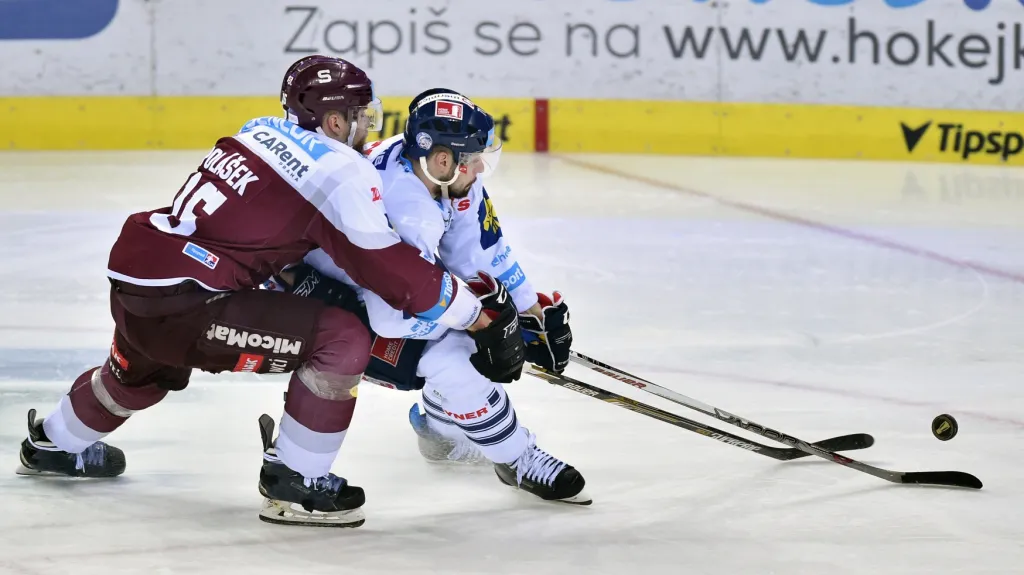 Obránce Sparty Adam Polášek se snaží zastavit libereckého Jakuba Valského