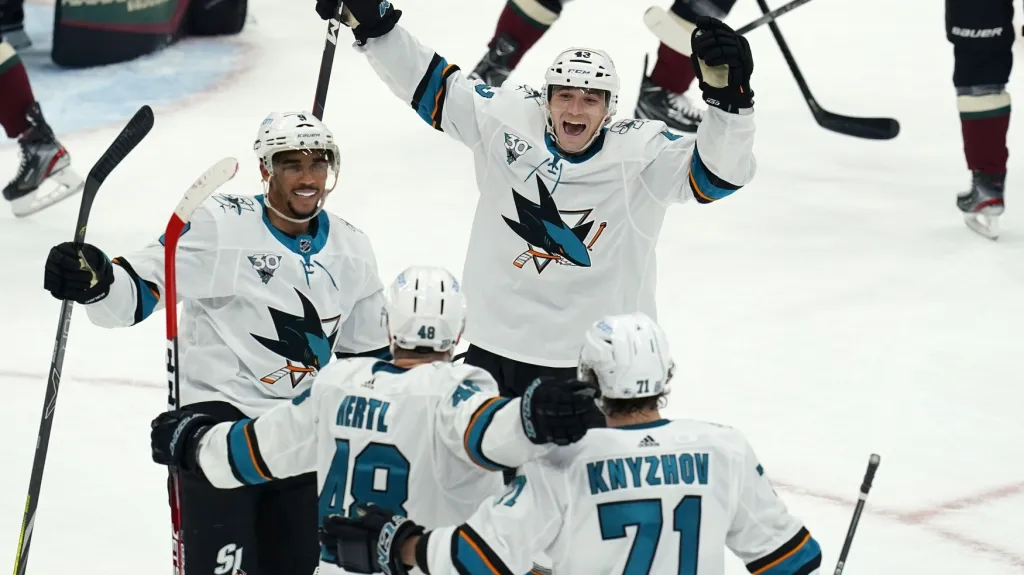 Tomáš Hertl slaví se spoluhráči