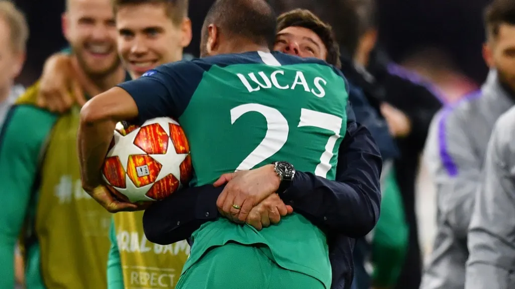 Lze ta radost slovy popsat? Mauricio Pochettino objímá Lucase