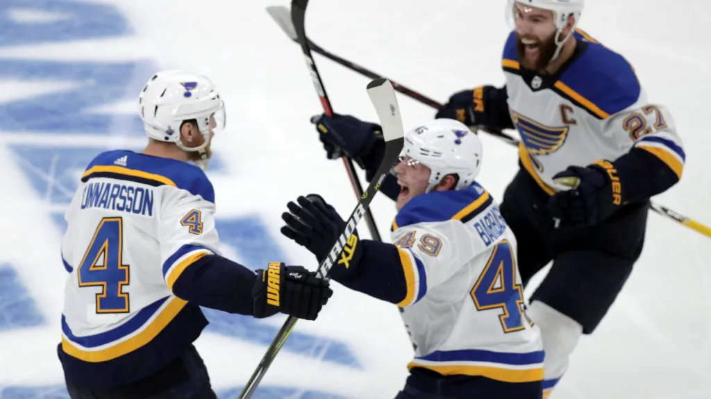 Bek St. Louis Blues Carl Gunnarsson slaví se spoluhráči gól