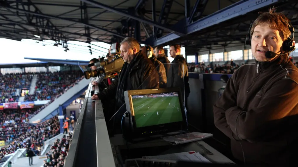 Komentátorské stanoviště. Trochu zima, ale alespoň pod střechou prosvítá pruh paprsků