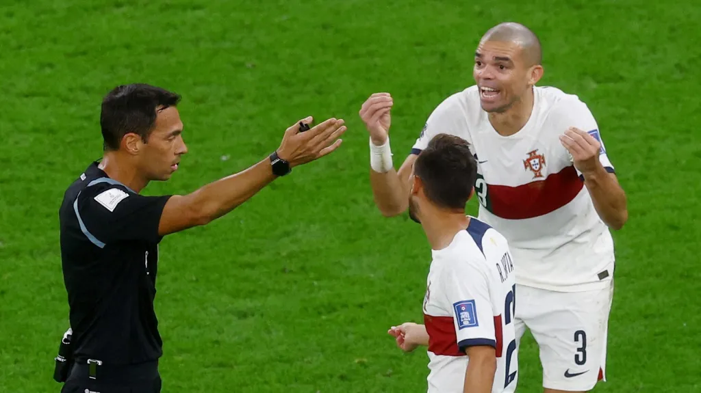 Portugalec Pepe si stěžuje u argentinského rozhodčího Facunda Tella 