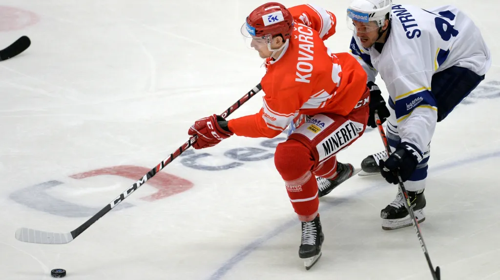Třinecký útočník Michal Kovařčík si kryje puk proti Jakubu Strnadovi