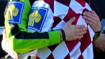 Josef Váňa mladší gratuluje otci k vítězství