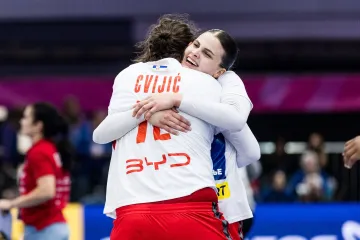 Radost srbských házenkářek Cvijičové a Kočičové