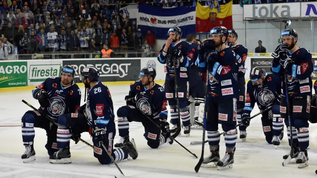 Zklamaní hokejisté Liberce po finálové porážce od Brna