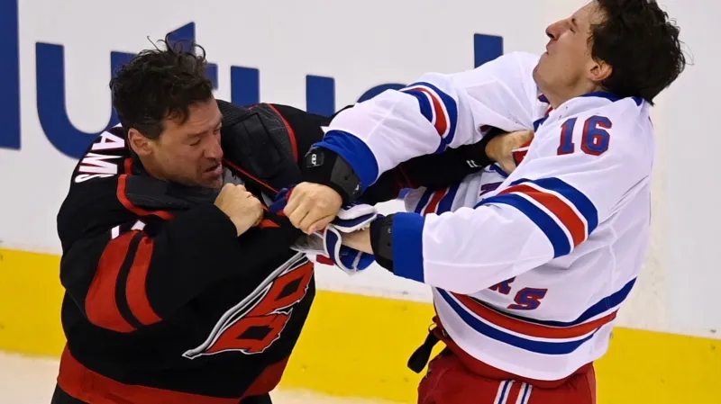 Bitka mezi Justinem Williamsem z Caroliny (vlevo) a Ryanem Stromem z NY Rangers