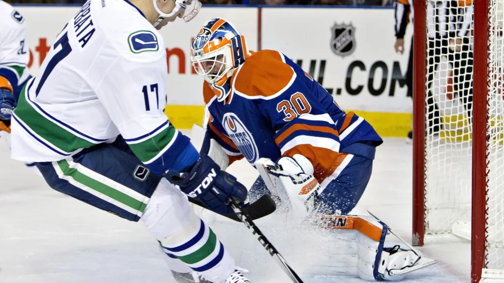 Radim Vrbata v zápase proti Edmontonu