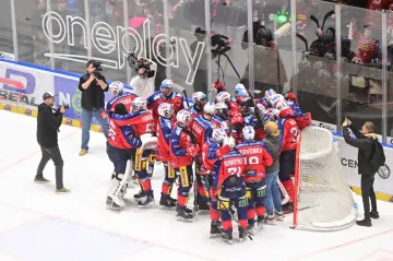 Hokejisté Pardubic slaví postup do finále extraligy