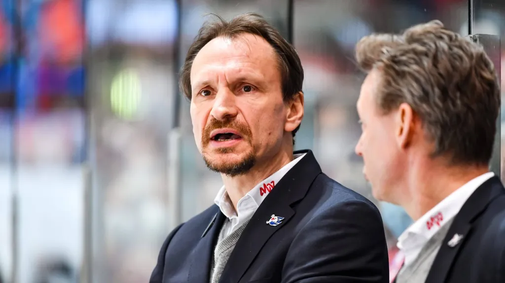 Trenér Pavel Gross na střídačce Mannheimu