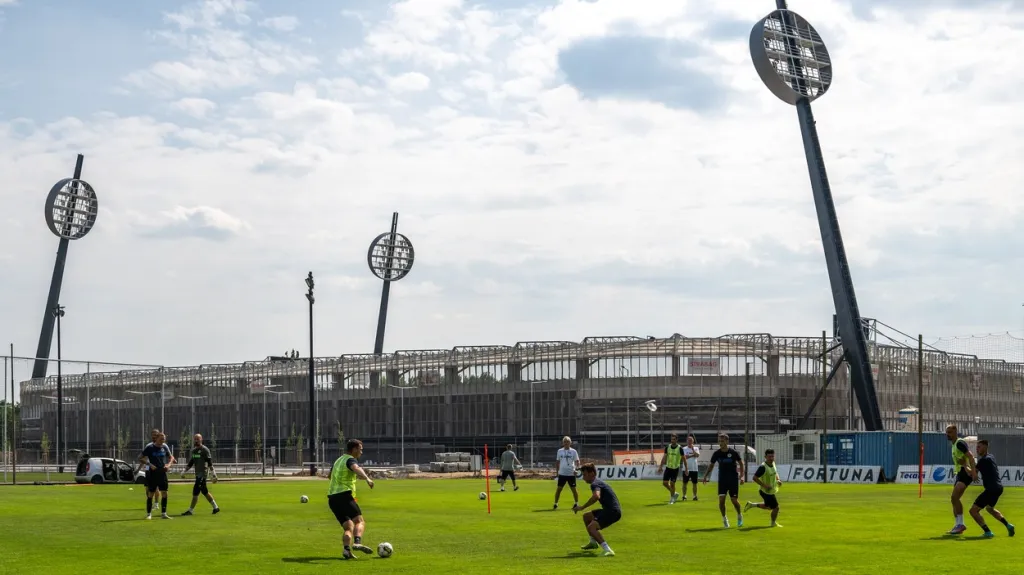 Fotbalisté Hradce Králové trénují u nového stadionu