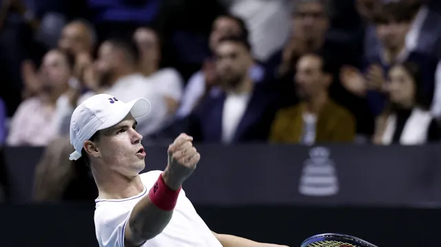 Altmaier po zajímavé výměně srovnává ve druhém setu na 4:4