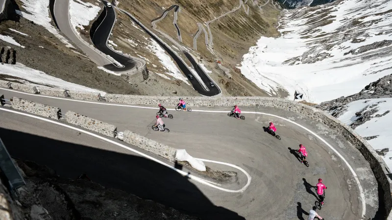 Koloběžkáři při sjezdu ze Stelvia