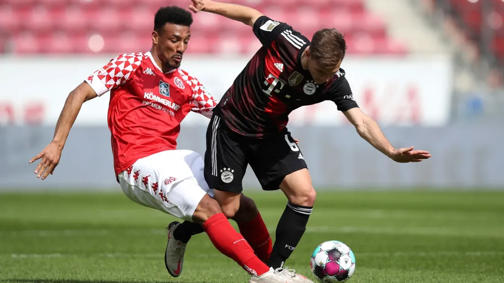 Karim Onisiwo a Joshua Kimmich v utkání Mohuče s Bayernem
