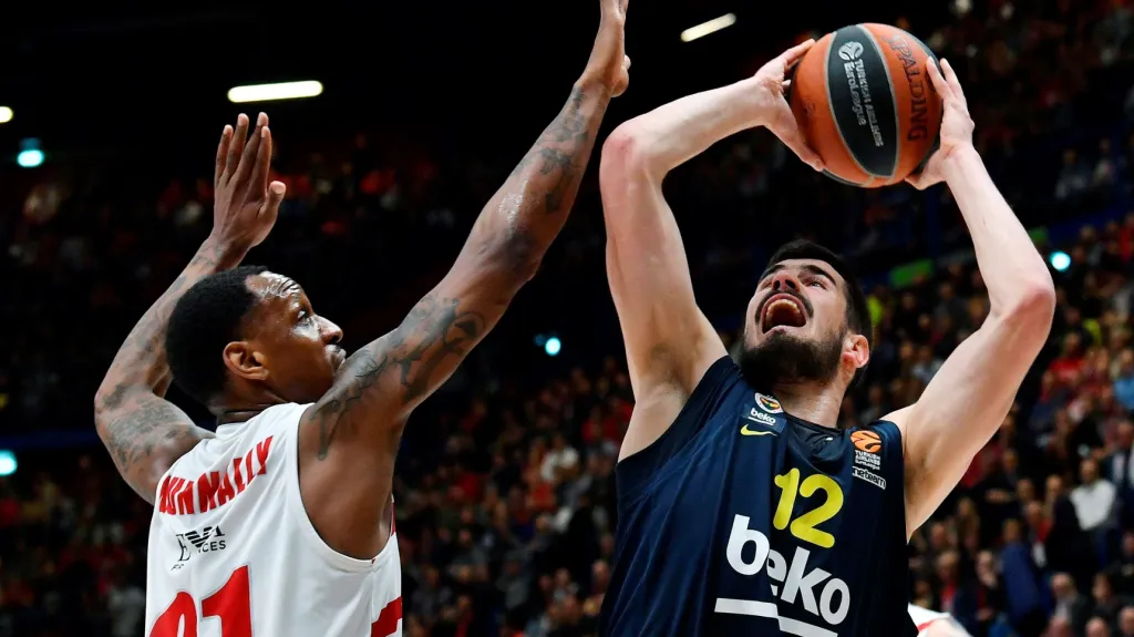 Nikola Kalinič z Fenerbahce zakončuje v utkání s Milánem