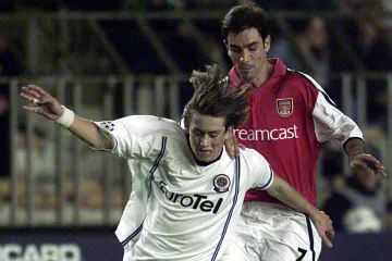 Tomáš Rosický v souboji s Robertem Pirésem v utkání Sparty s Arsenalem