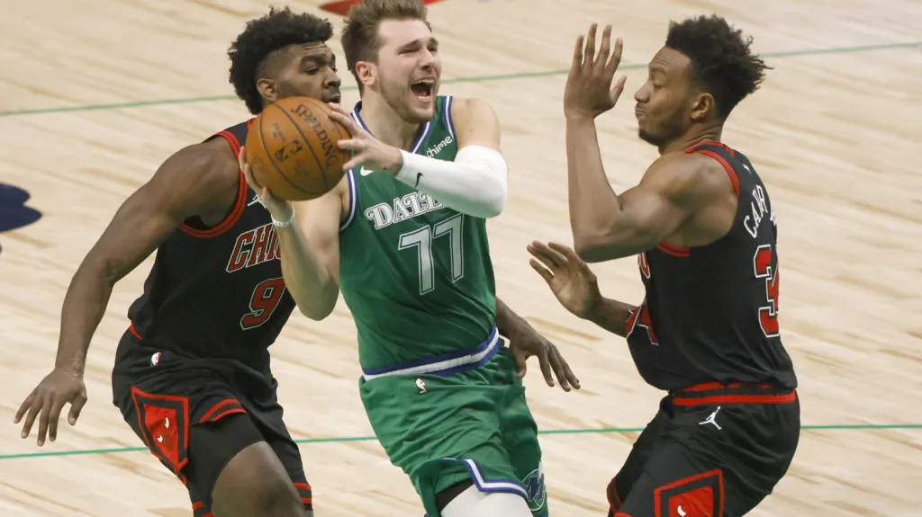 Luka Dončič v utkání s Chicagem