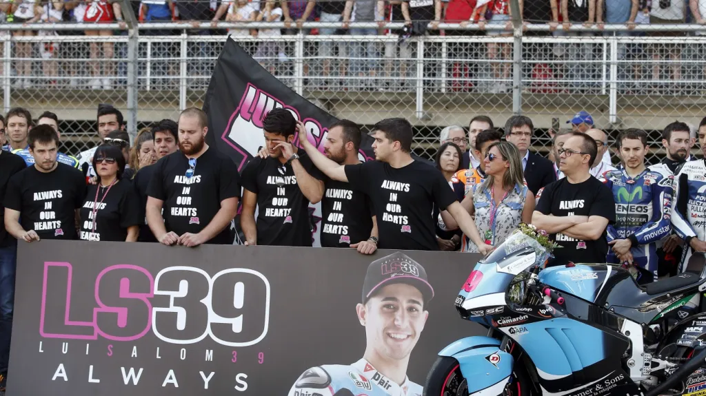 Rodina, přátelé, mechanici a jezdci uctili v Barceloně památku Luise Saloma