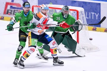 Pardubický Adam Musil se snaží tečovat před Filipem Novotným