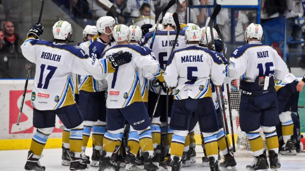 Hokejisté Kladna se radují z výhry v baráži